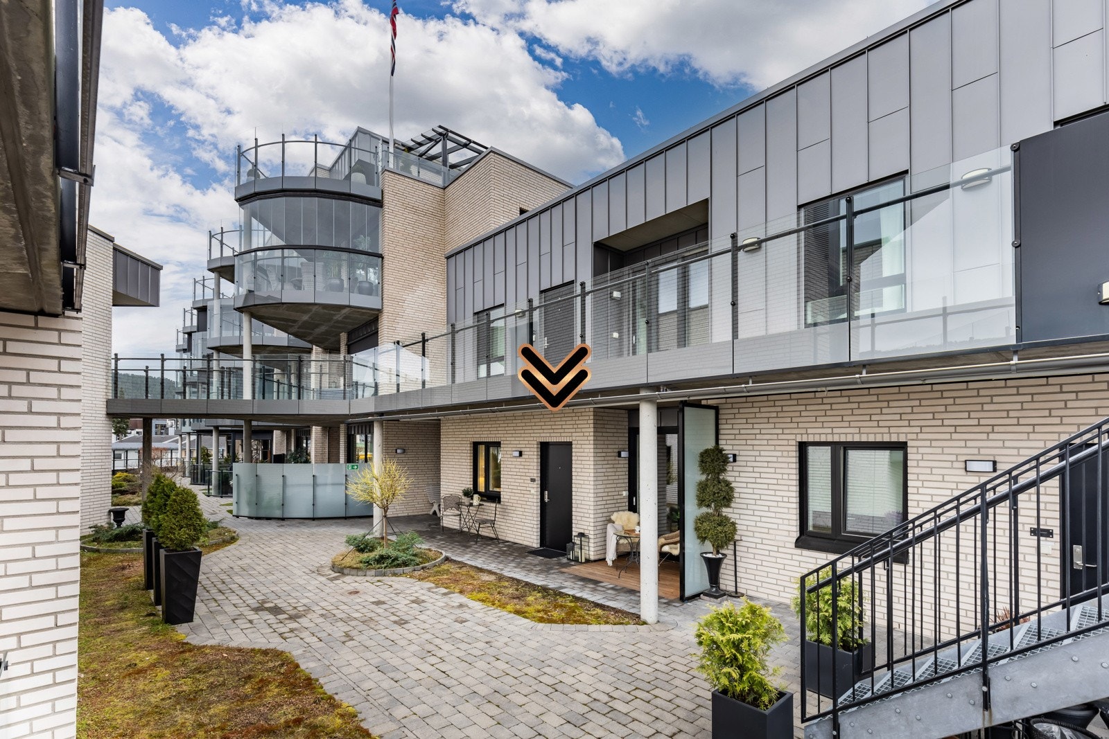 Boligen ligger i andre etasje med tilgang til grønt uteområde. Galleribilde