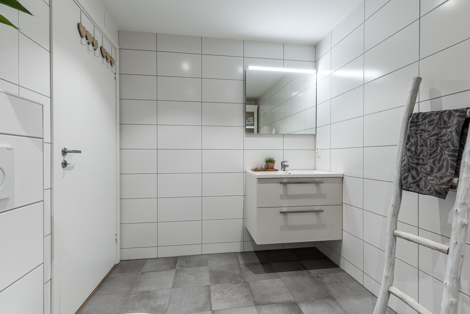 Badet har god plass til skap eller kommode for ekstra oppbevaringsplass. Galleribilde
