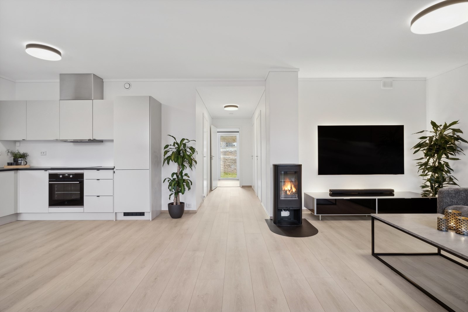 Romslig stue med åpen kjøkkenløsning. Galleribilde