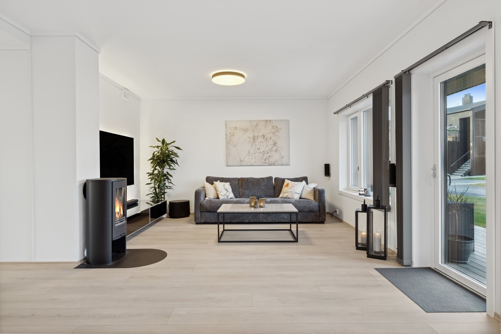 Romslig stue med vedovn og varmepumpe. Galleribilde