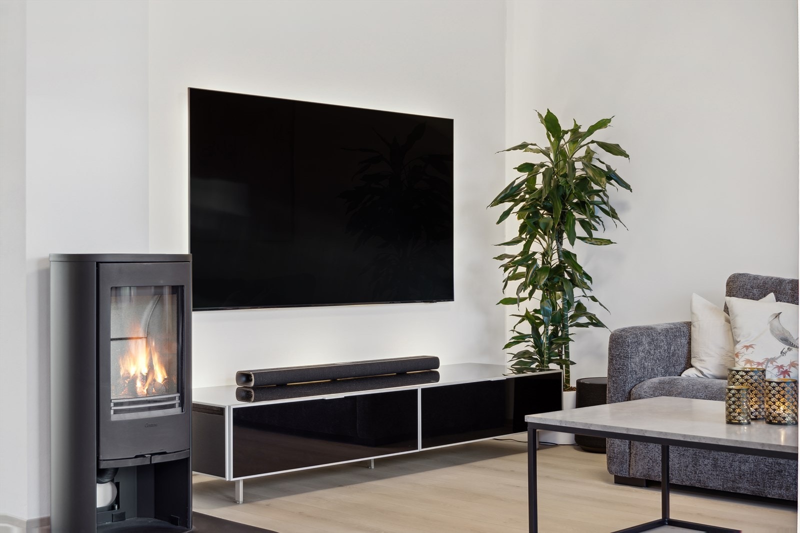 Det er hull og rør i veggen for å skjule ledninger til vegghengt TV. Galleribilde