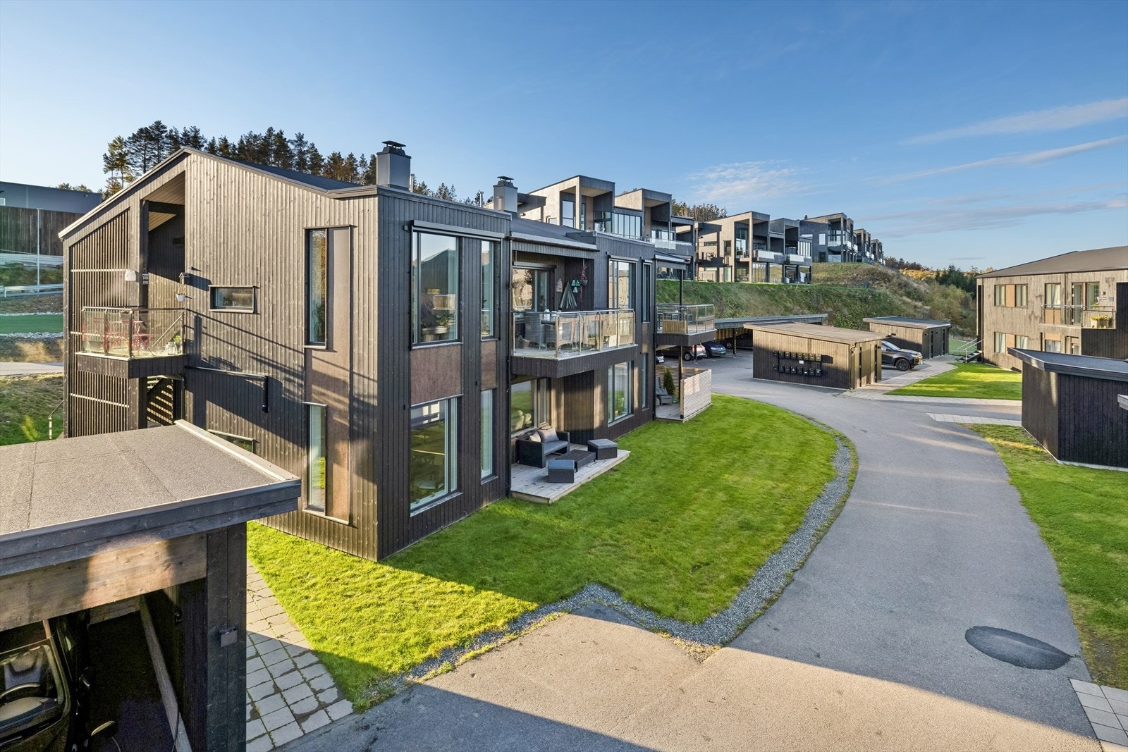 Leiligheten i 1. etasje med carporten til venstre i bildet. Galleribilde