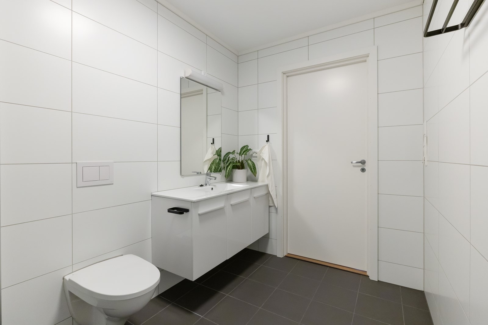 Vegghengt toalett og servant med underskap. Galleribilde