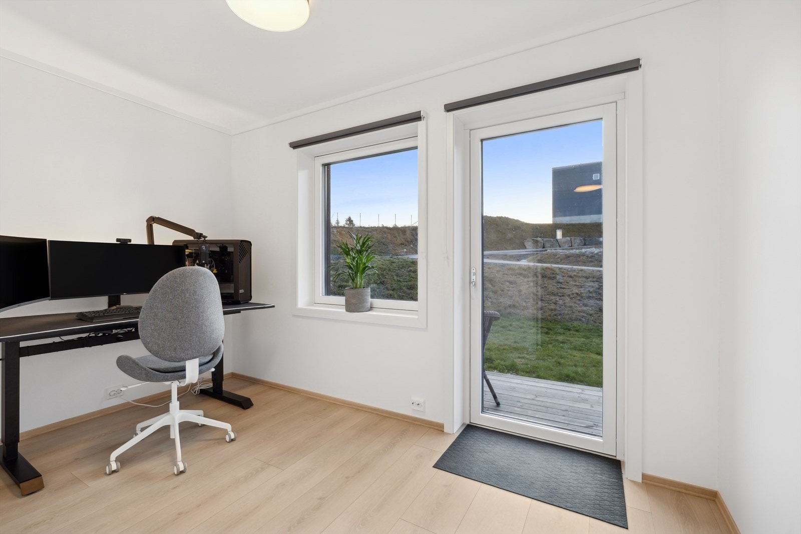 Rommet har utgang til en sydøstvendt terrasse. Galleribilde