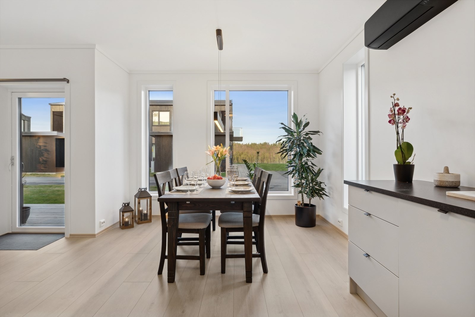 Det er laminat på gulv og malte slette overflater. Galleribilde