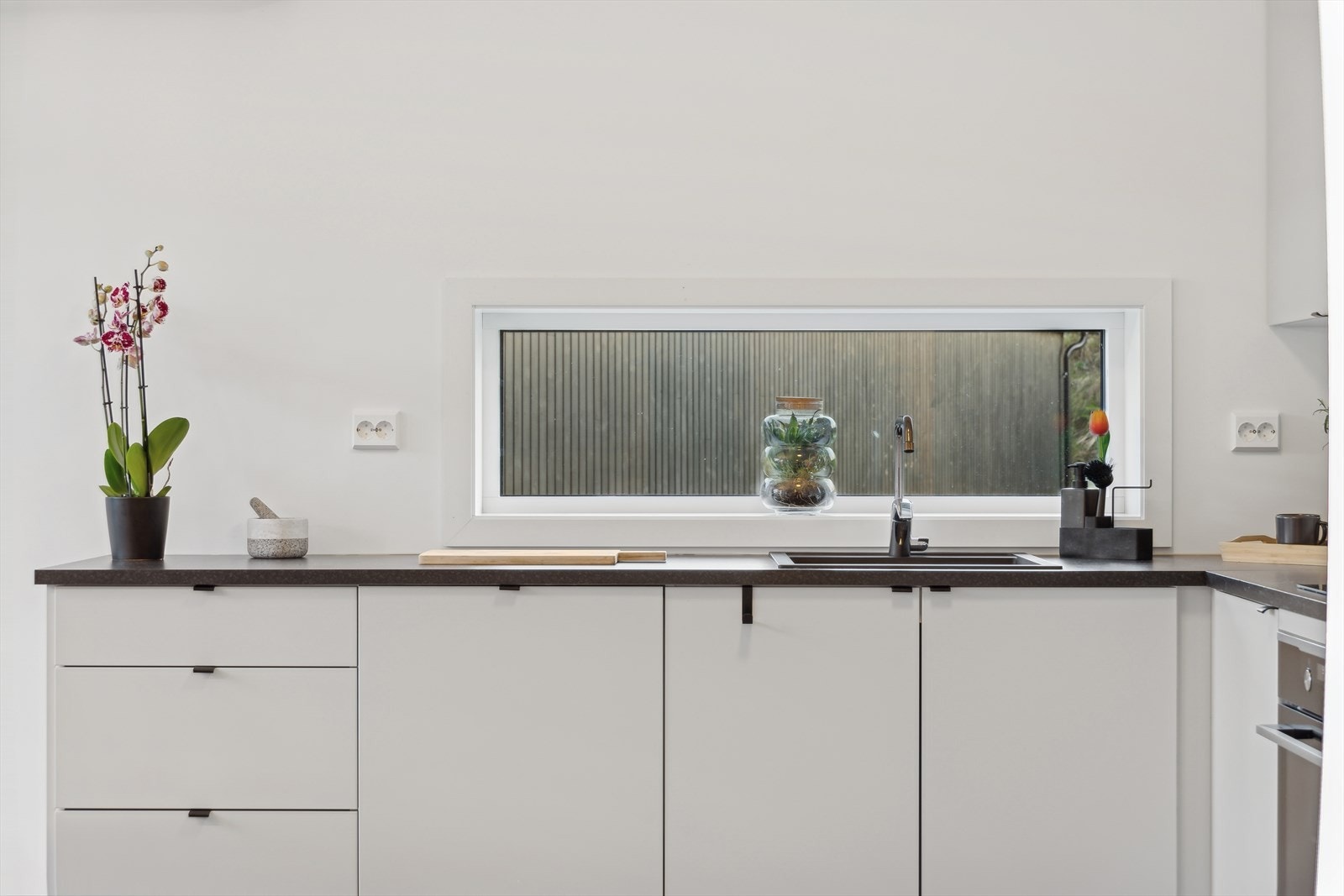 Det er integrert oppvaskmaskin, induksjonstopp, stekeovn og kjøl-/fryseskap. Galleribilde