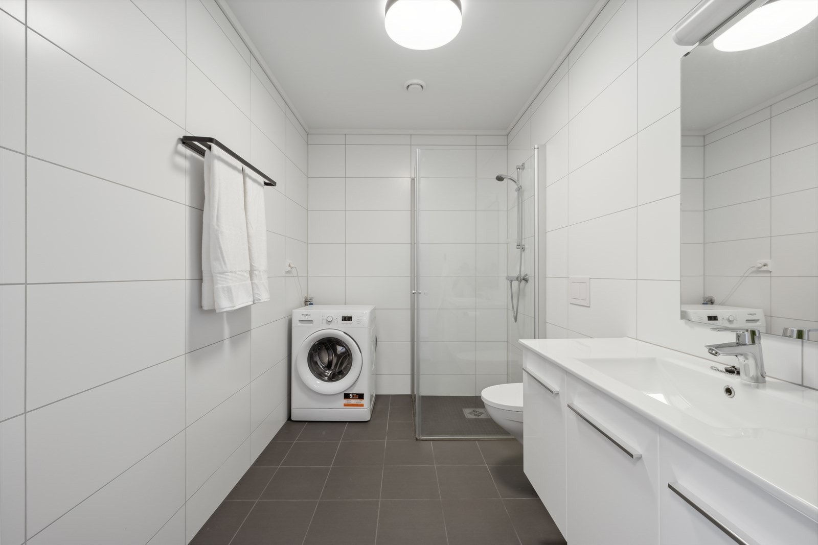 Flislagt bad/vaskerom med varmekabler i gulv. Galleribilde