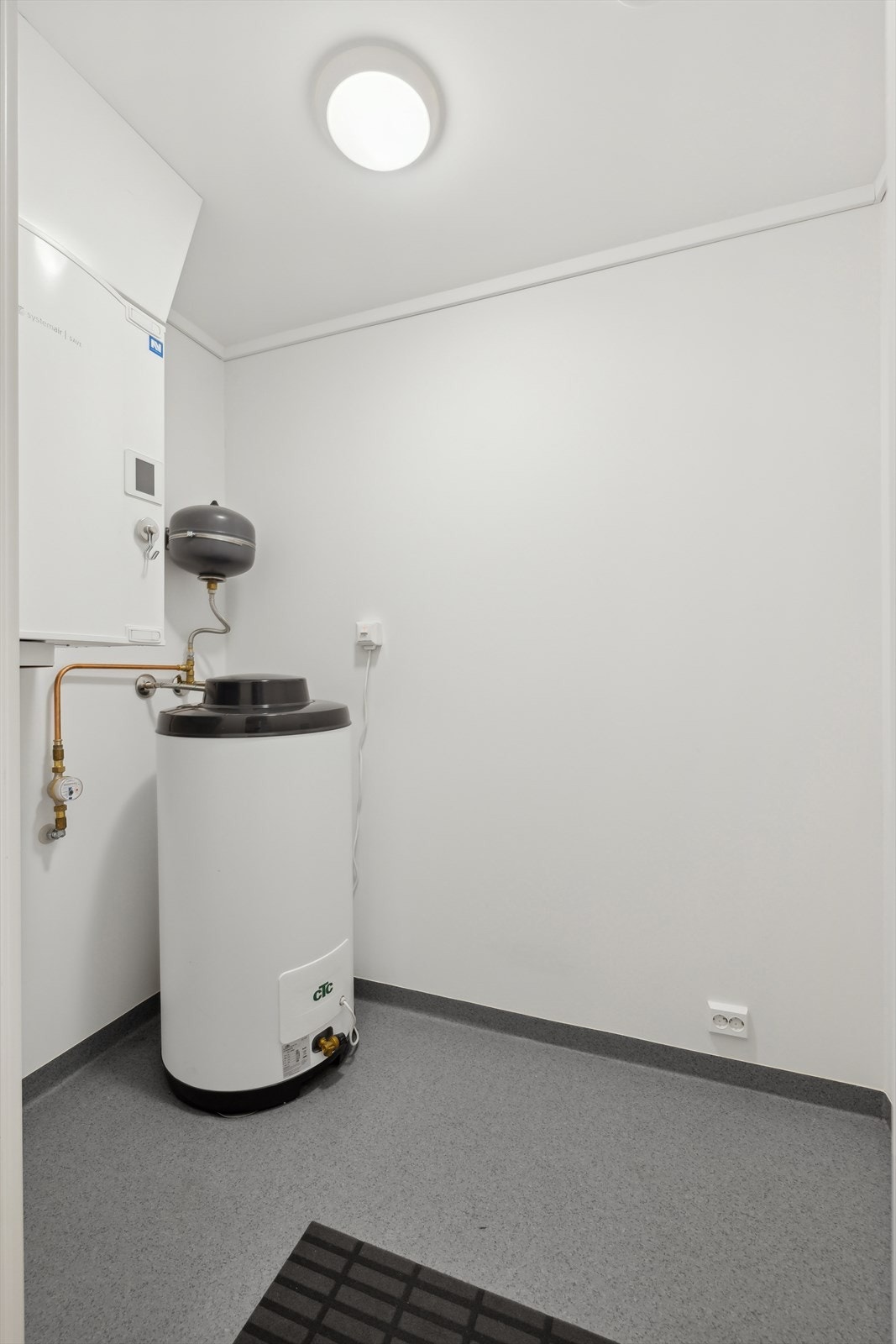 Invendig bod på 3 m². VVB på 200 liter og balansert ventilasjon. Galleribilde