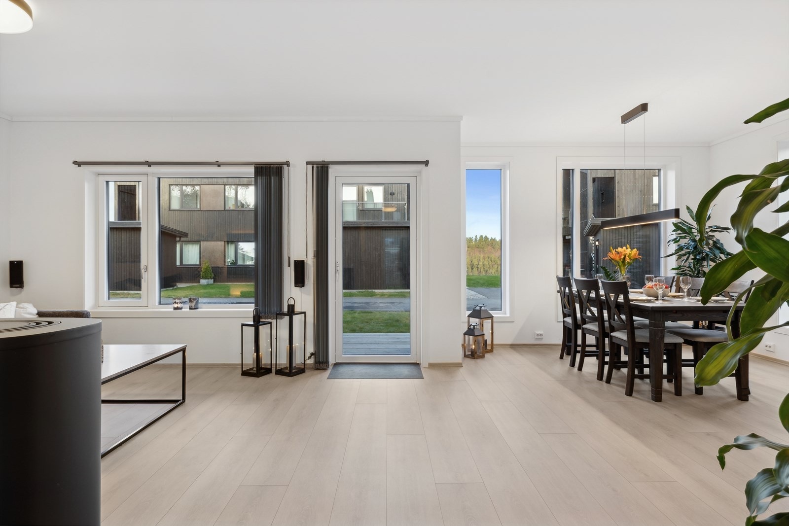 Utgang til nordvestvendt terrasse. Galleribilde