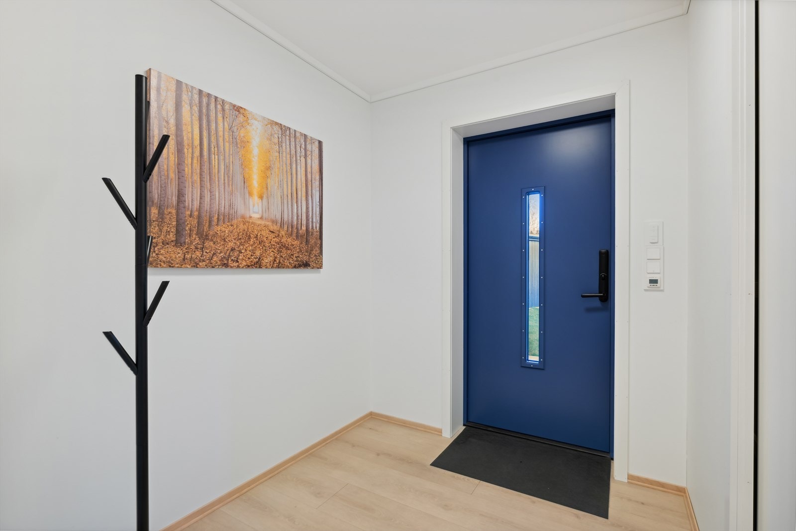 Entré med god plass til skostativ, kommode/garderobeskap og oppheng. Varmekabler i gulv. Galleribilde