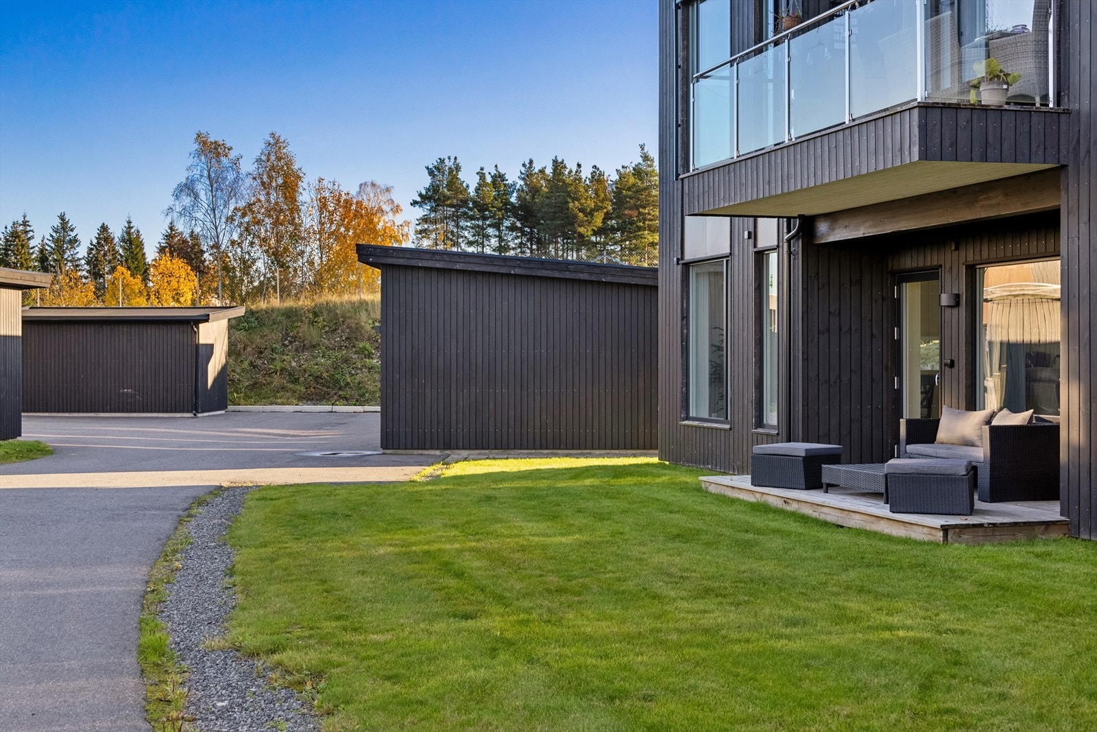 Rett ved leiligheten ligger carporten med elbillader. Det er også utebod på 6 m². Galleribilde