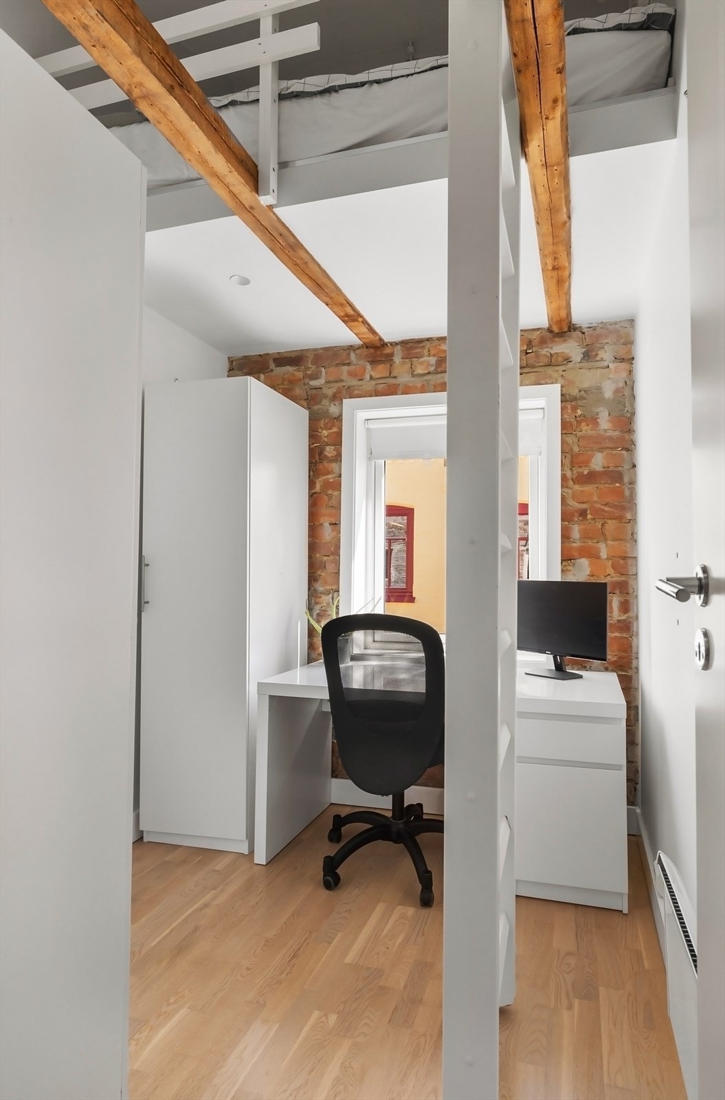 Hyggelig soverom med et stort vindu som gir mye lys-innslipp Galleribilde