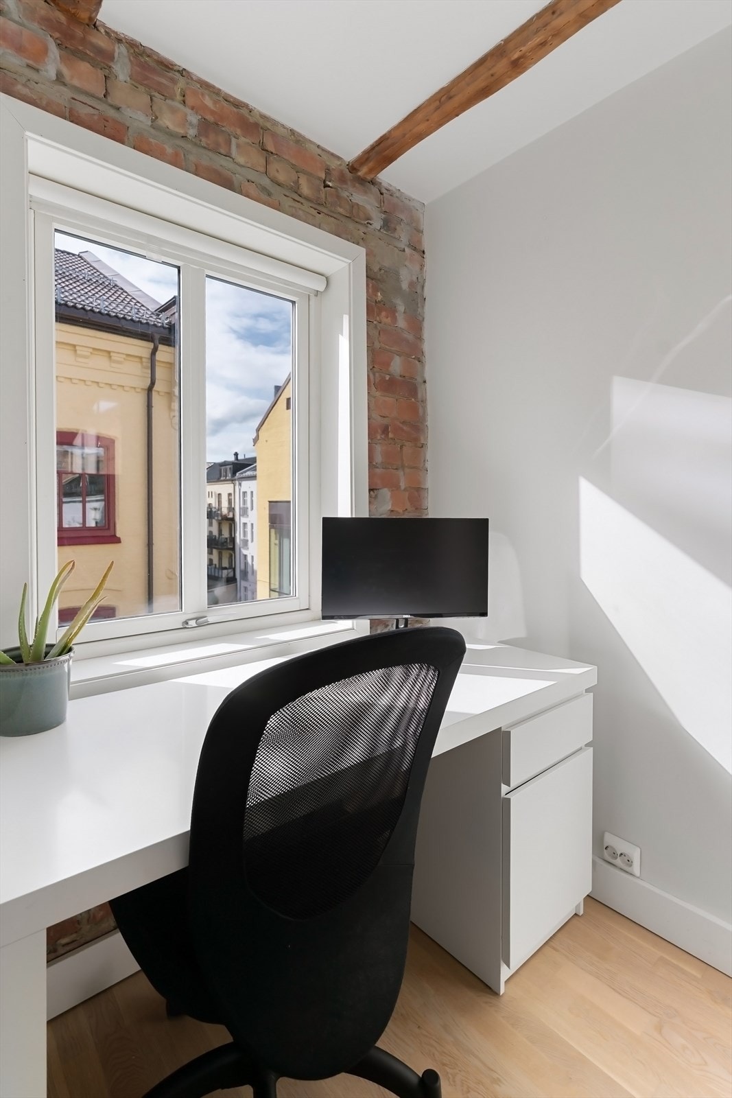 Rommet har flott utsikt, og passer perfekt som både soverom og kontor Galleribilde