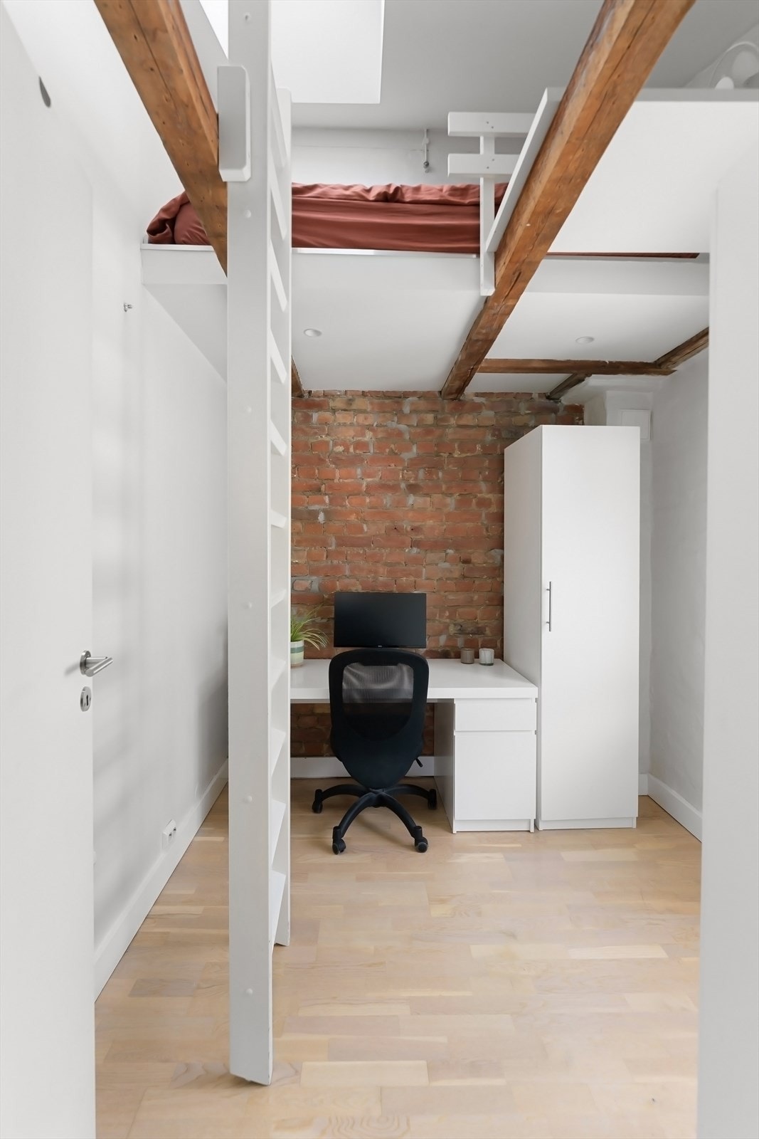 Leiligheten har to praktiske soverom som begge har hems Galleribilde