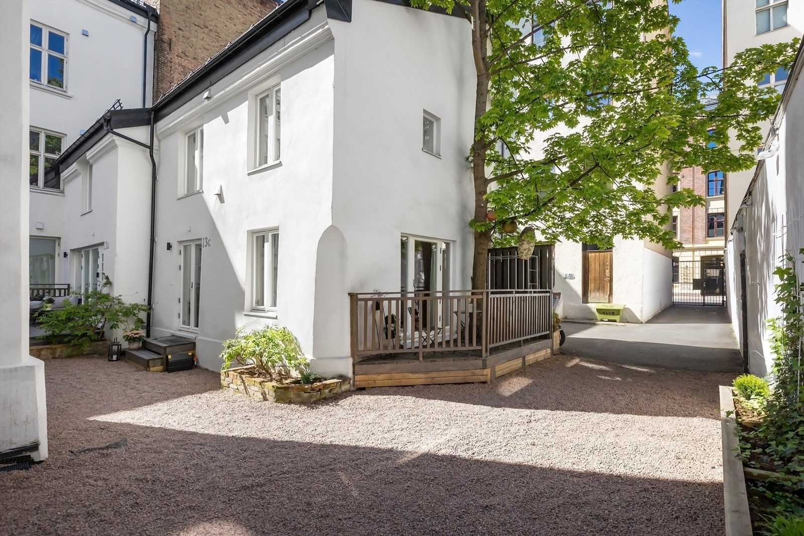 Her bor du tilbaketrukket til i rolige omgivelser med beliggenhet mot lukket og skjermet bakgård, men samtidig svært sentralt med "alt" sentrum har å tilby like utenfor døren Galleribilde