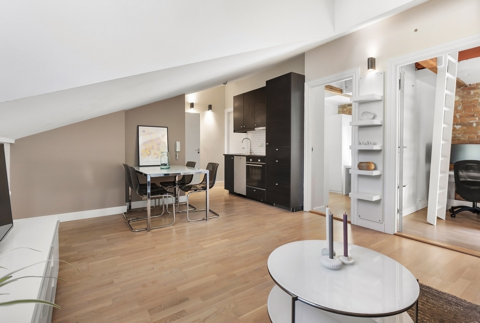 Lys og hyggelig stue med direkte inngang til begge soverommene Galleribilde