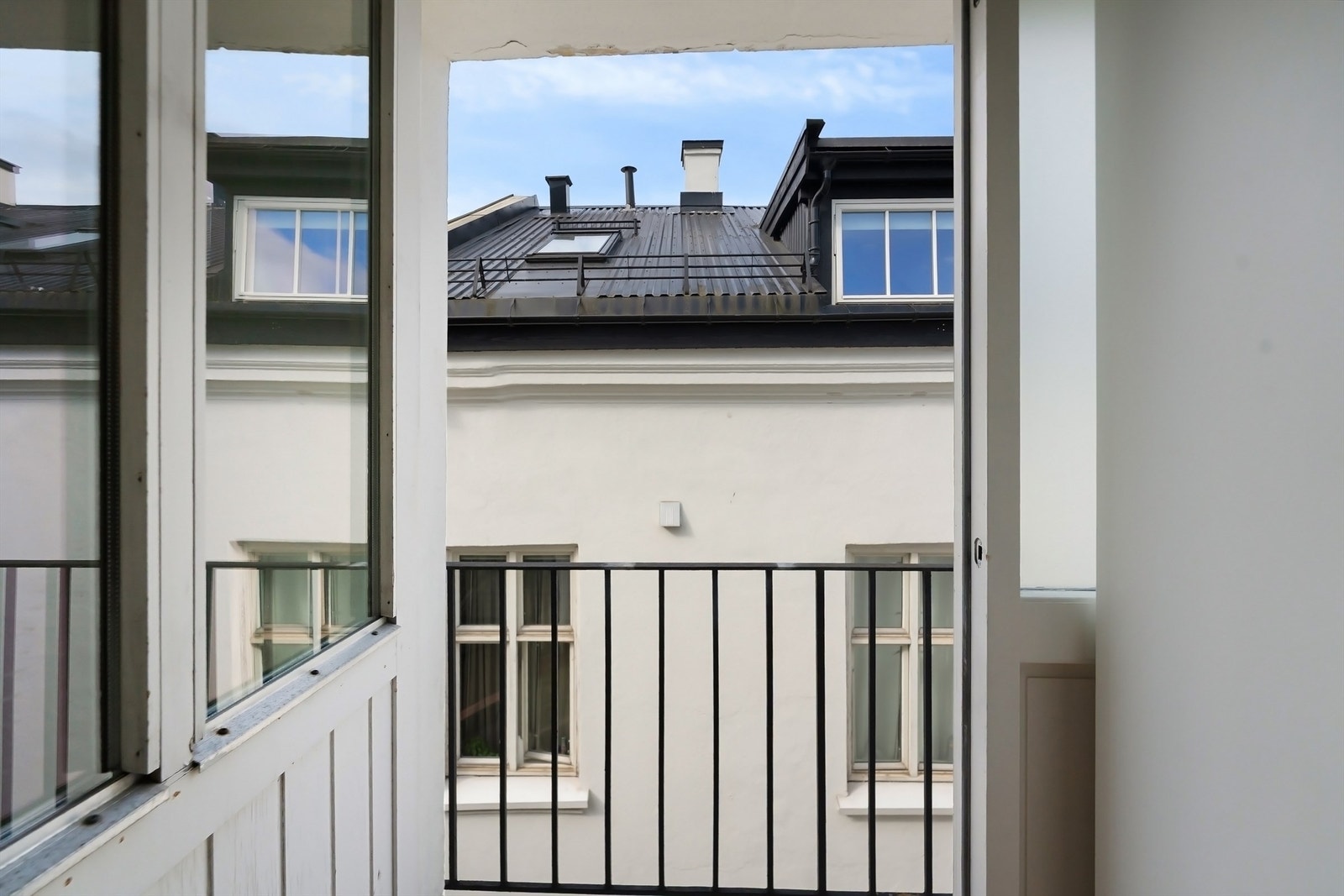 Fra det ene soverommet har man en delikat fransk balkong Galleribilde