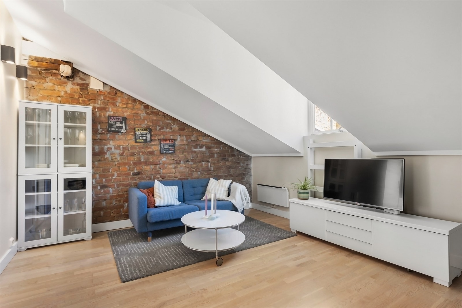 Leiligheten har flott planløsning med stue i åpen kjøkkenløsning, samt to gode soverom med hems Galleribilde