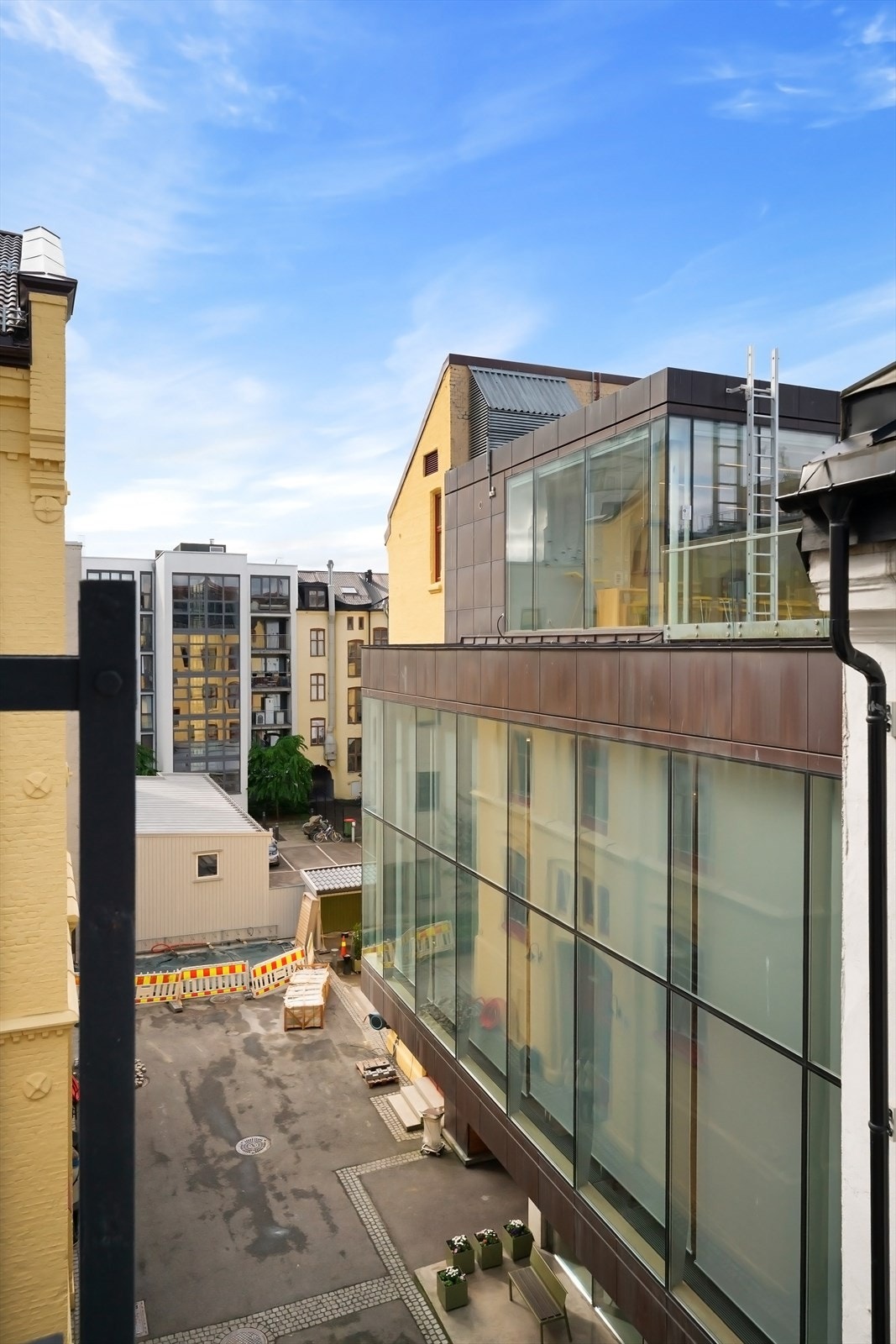 Tilbaketrukken utsikt mot lukket og skjermet bakgård Galleribilde