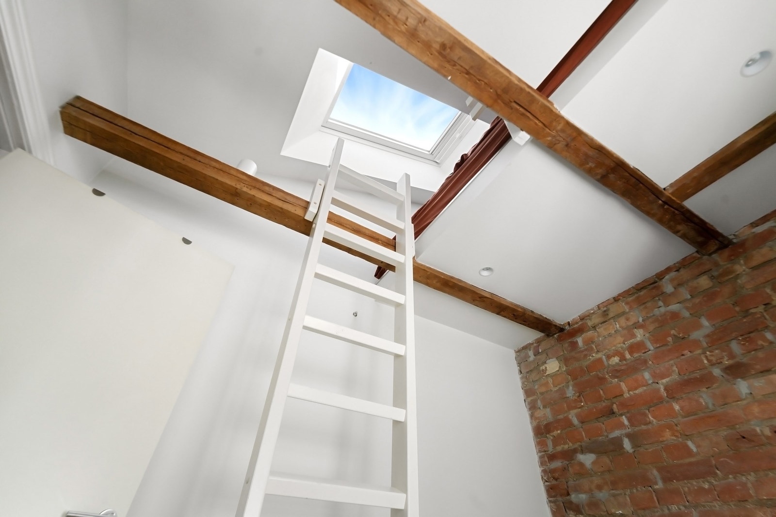 Vindu i tak gir rikelig naturlig lys-innslipp Galleribilde