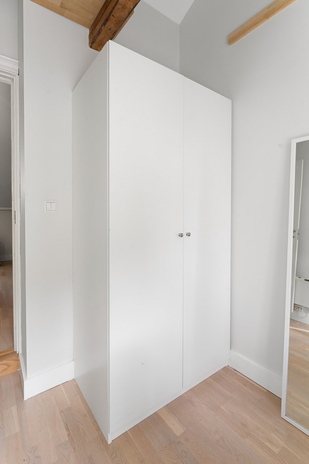 Begge rommene har skap hvor det er god plass for tøy Galleribilde