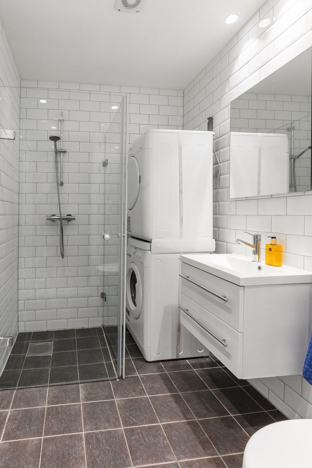 Flott baderom hvor vaskemaskin og tørketrommel kan medfølges om det er ønskelig Galleribilde