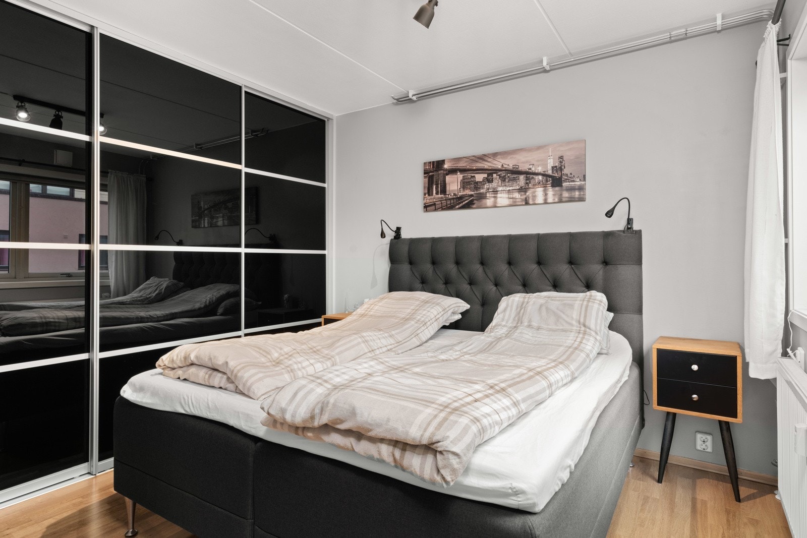 Soverom 1 - med god plass til dobbeltseng og stor plassbygget garderobeskap. Galleribilde