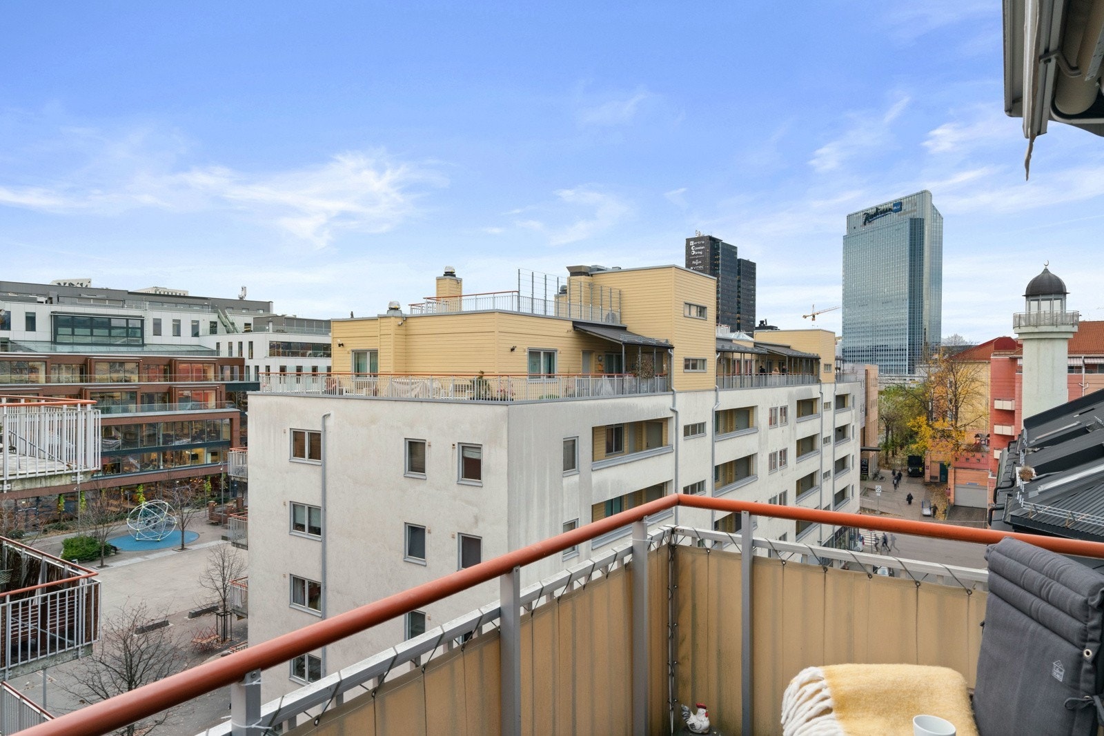 Leiligheten har meget god intern belligenhet. Høyt opp i 6 etajse med utsikt mot teaterplassen. Galleribilde