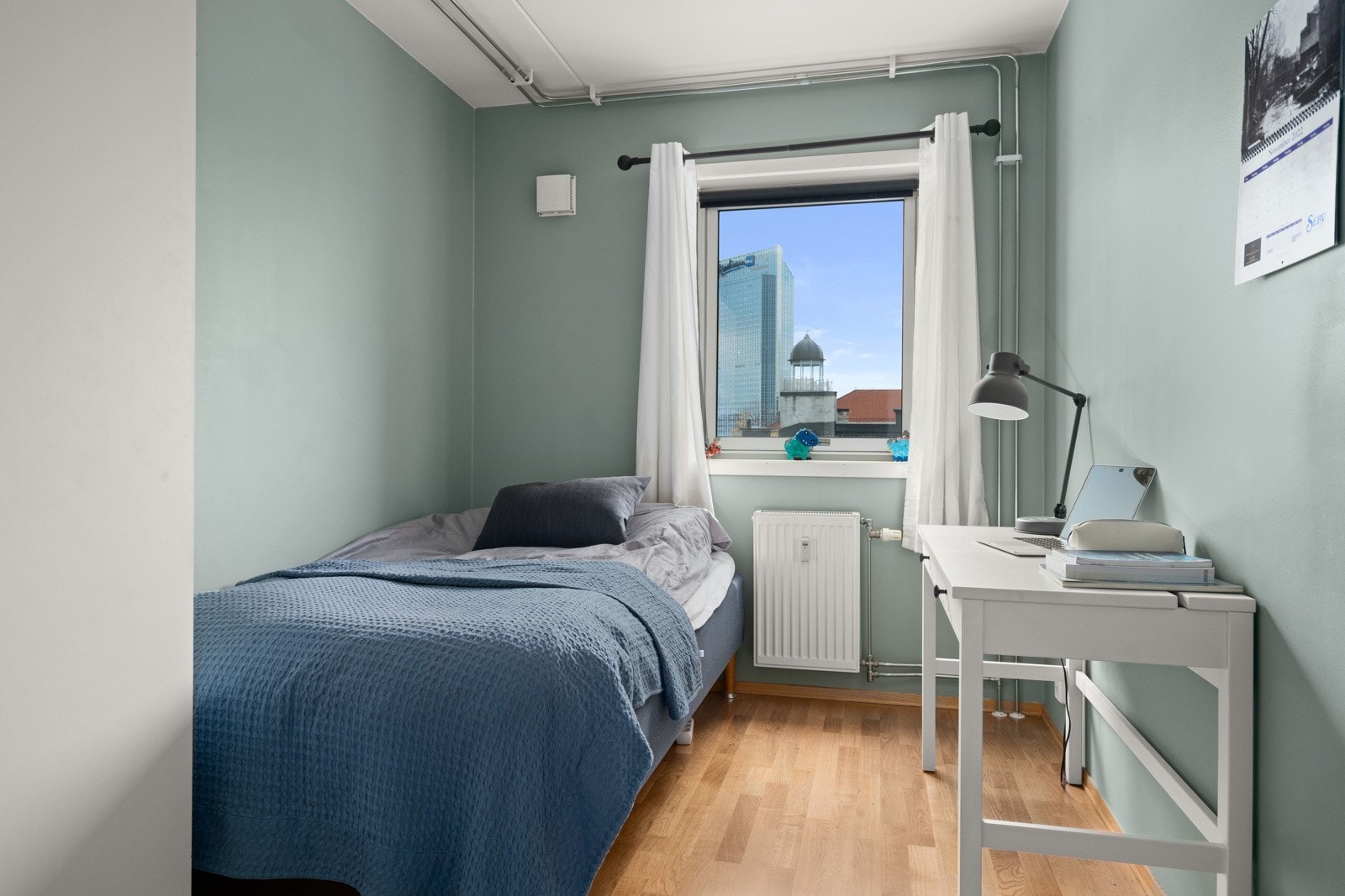 Soverom 2 - med plass til garderobeskap, seng og skrivebord. Galleribilde