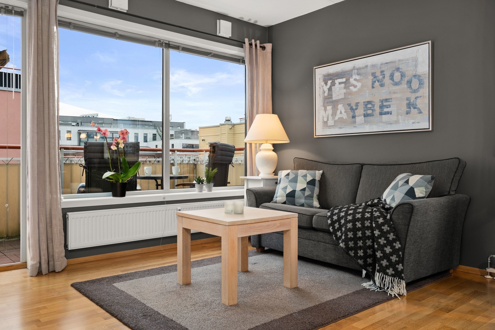 Nydelig balkong med utsikt over teaterplassen. Gode solforhold på balkong. Galleribilde