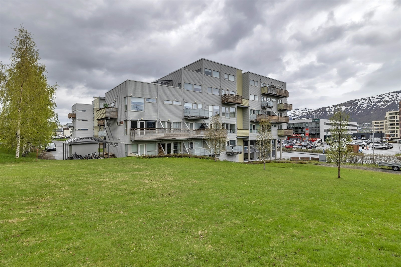 Kort veg til dagligvarebutikk og busstopp Galleribilde