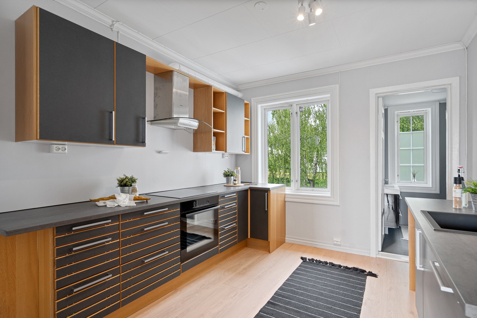 Romslig kjøkken som har bra med skap- og benkeplass Galleribilde