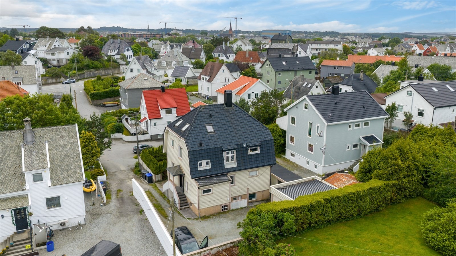 Det er fast parkeringsplass til leiligheten som er plassert rett frem når en kommer i gårdsplassen (helt i hjørne mot øst/nord) Galleribilde
