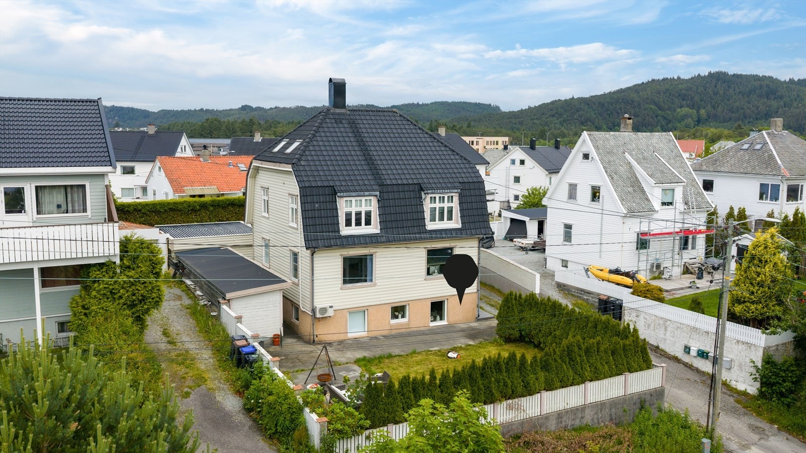 Leiligheten ligger fint til i byggets underetasje Galleribilde