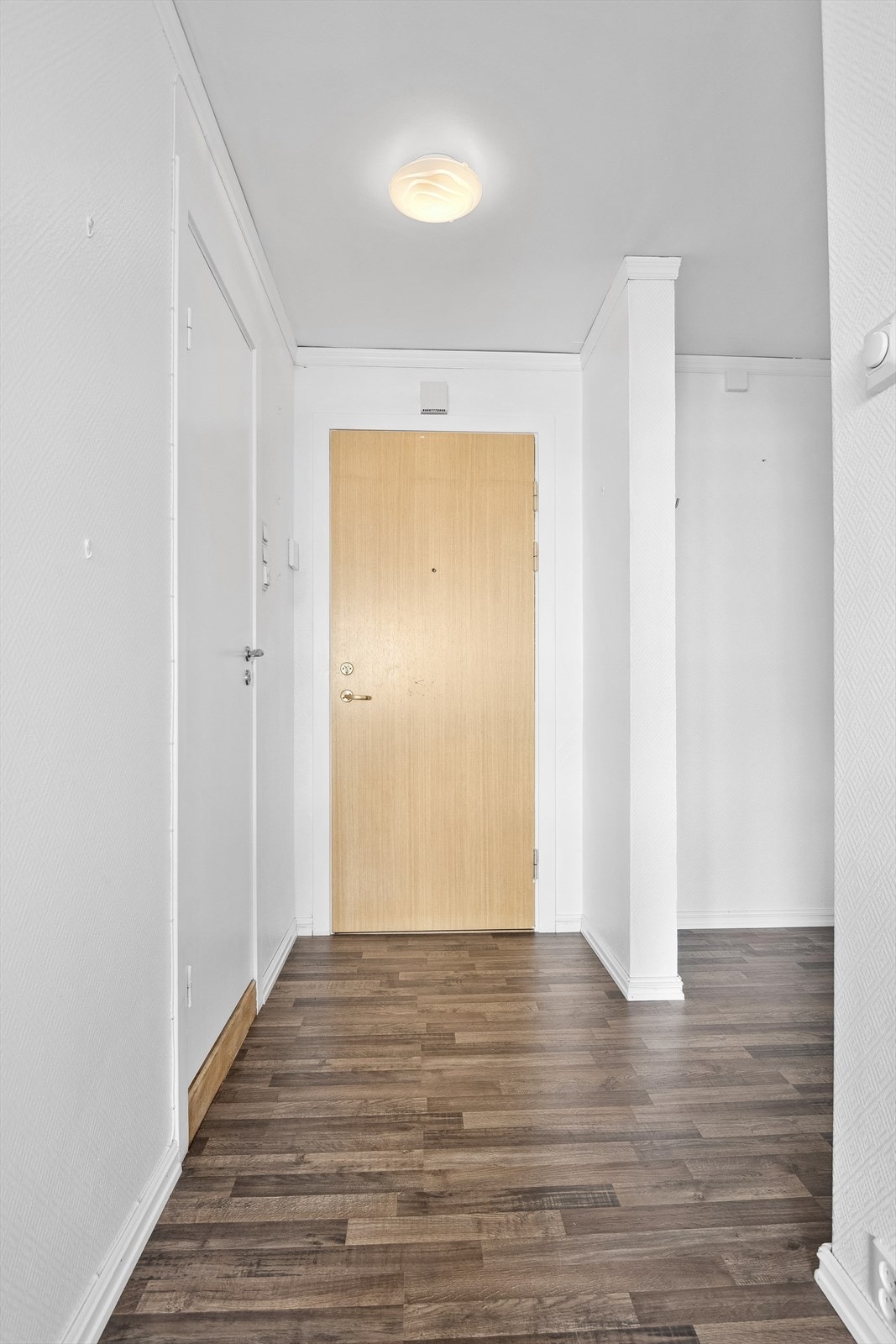 Entré med porttelefon og en praktisk garderobenisje Galleribilde