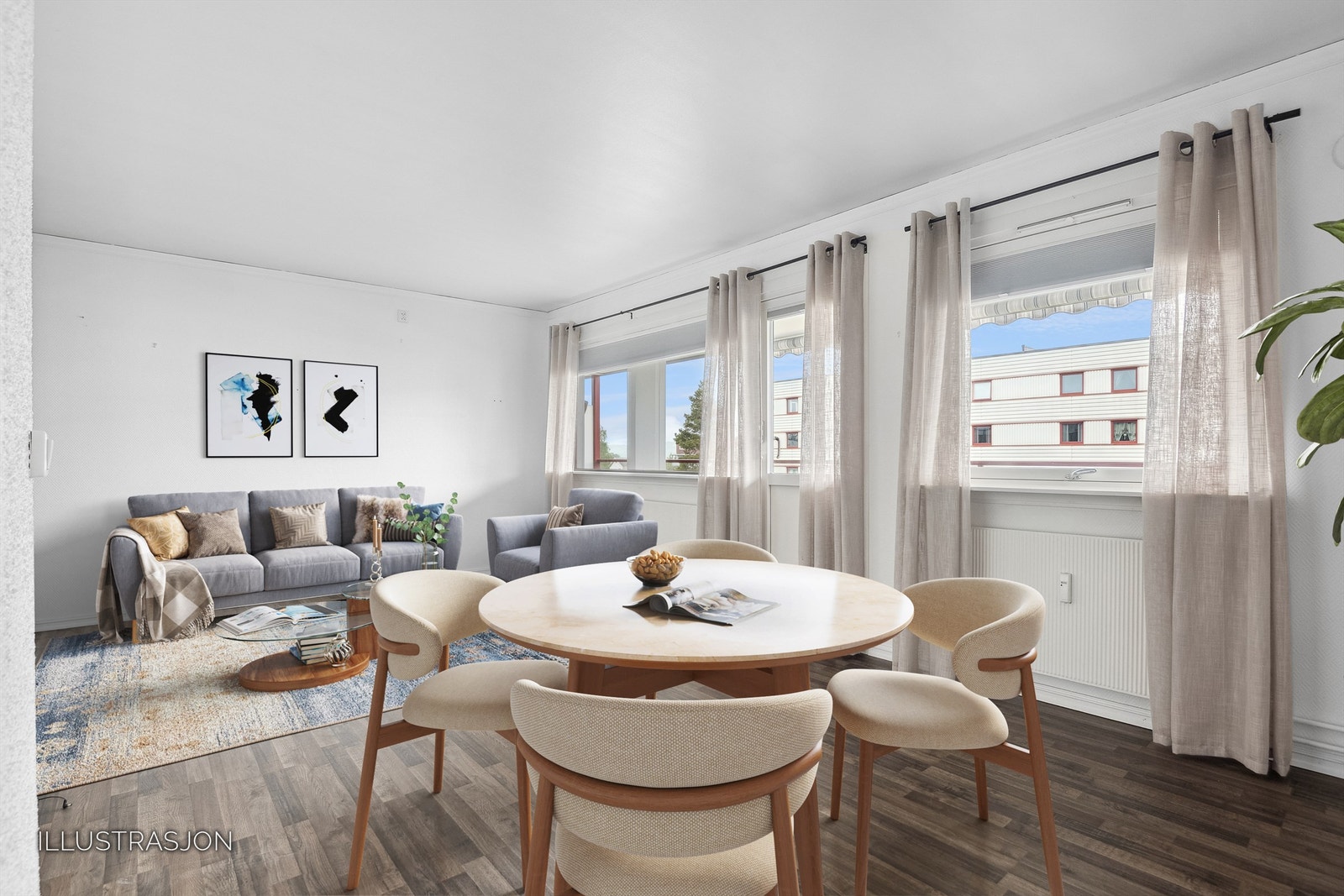Stuen er romslig og lett å møblere med både sofagruppe og spiseplass. Bildet er digitalt innredet og viser kun et eksempel på hvordan rommet kan møbleres. Galleribilde
