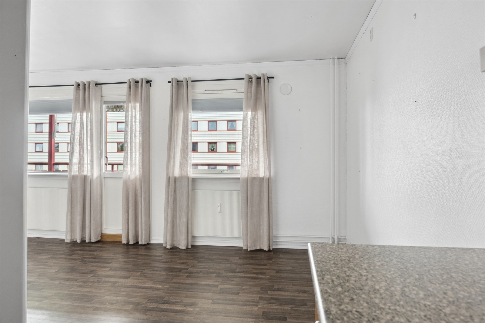 Fra stuen er det utgang til stor balkong Galleribilde