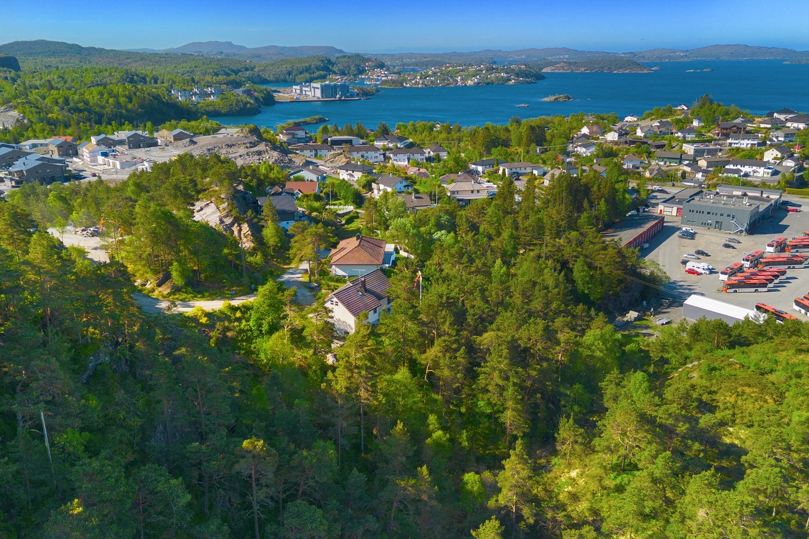 EiendomsMegler 1 ved Trude Gunnlaugsson har gleden av å presentere Storhaugbrekka 34A - boligtomt Galleribilde