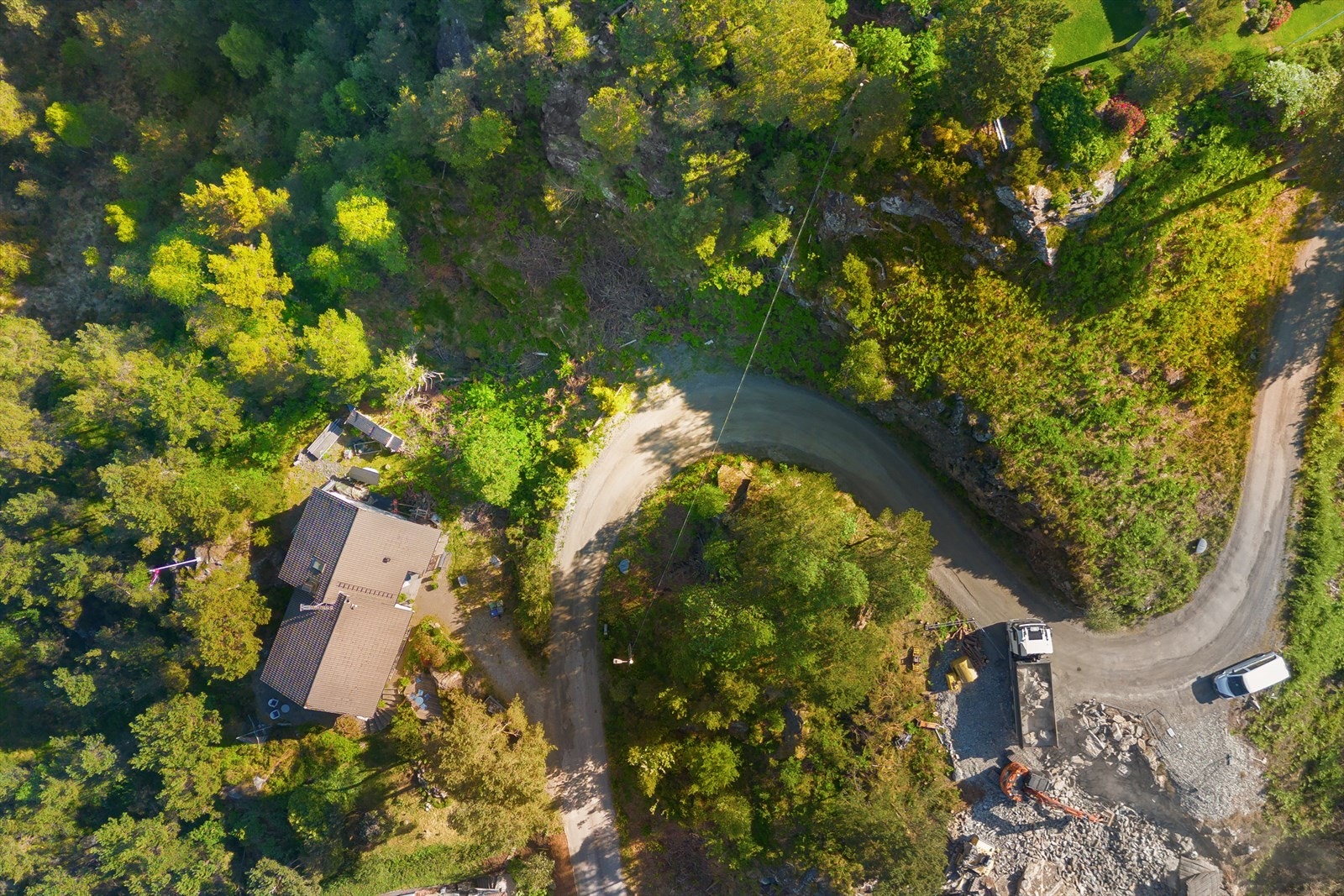 Frodig eiendom med naturskjønne omgivelser, nærhet til skog. Rolig beliggenhet med god adkomst og flotte turmuligheter Galleribilde