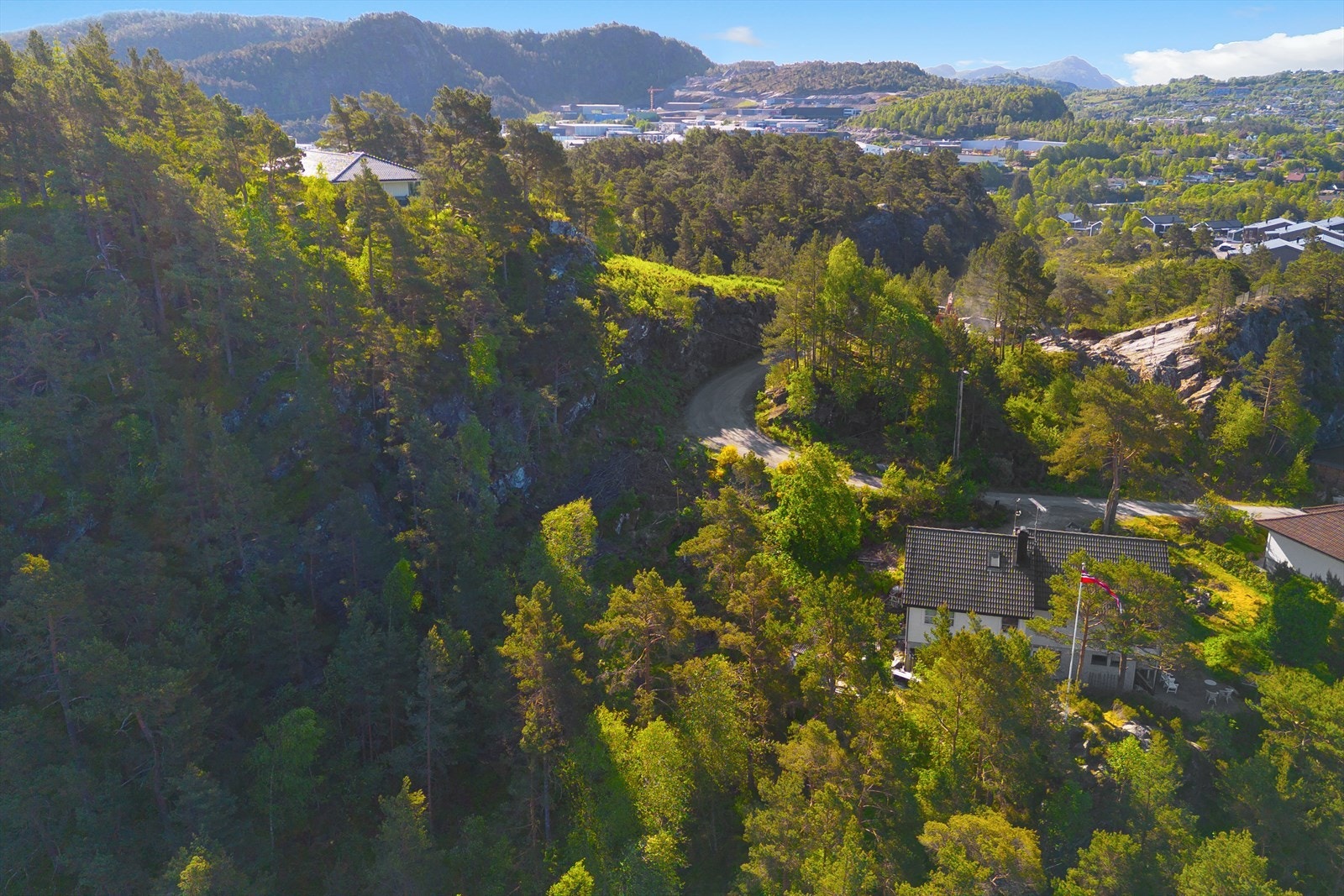 Med tomten følger rammetillatelse for en enebolig og arkitekt tegninger følger Galleribilde