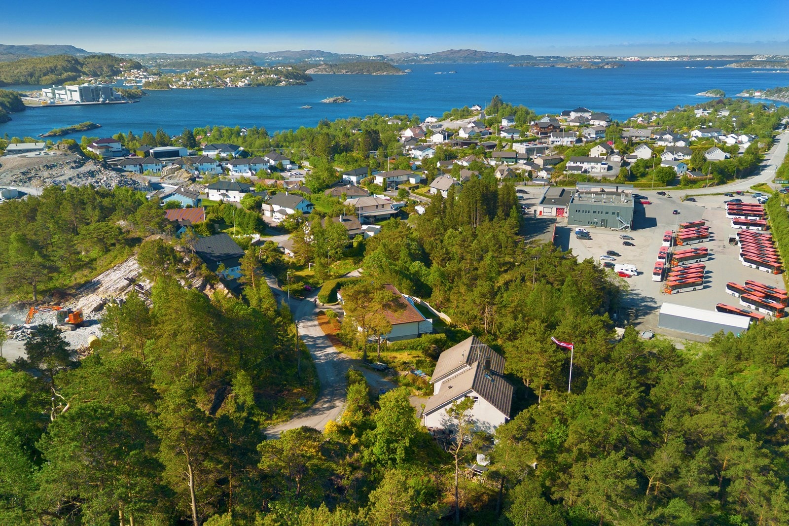 Attraktiv beliggenhet med vakker utsikt over sjøen, omgitt av frodig natur og nærhet til transportmuligheter og lokal infrastruktur Galleribilde