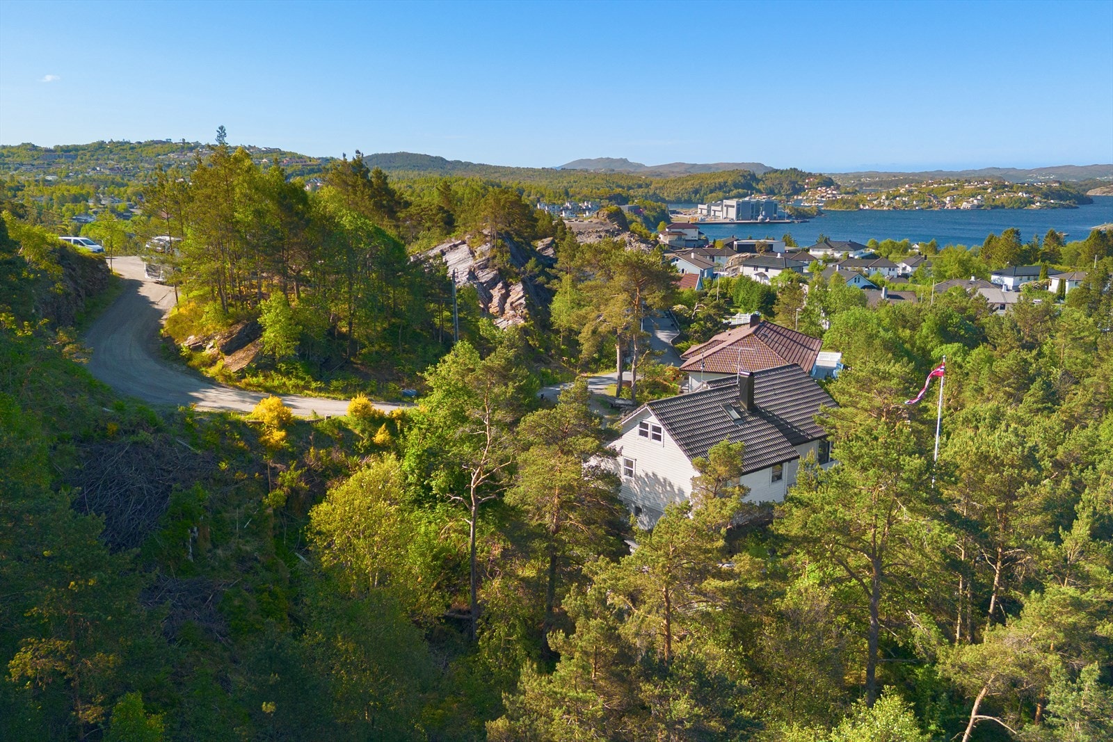 Idyllisk eiendom med naturskjønn beliggenhet. Det vil bli opprettet et pliktig veilag Galleribilde