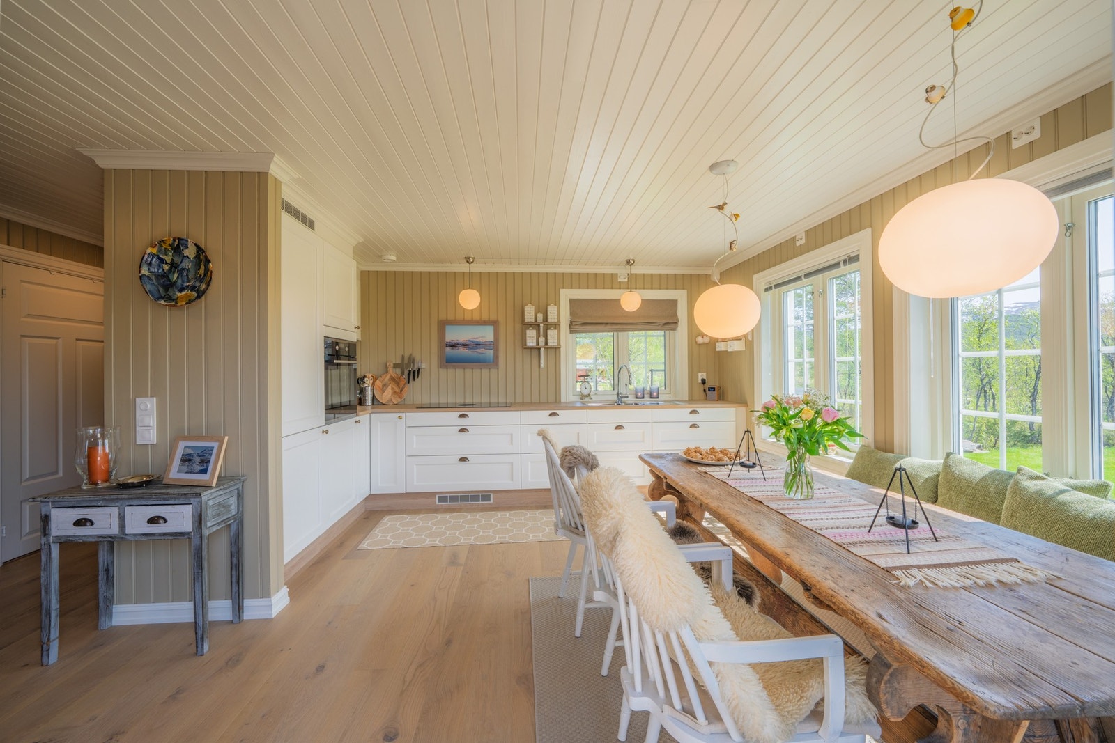 Her er det god plass til egen spisegruppe. Galleribilde