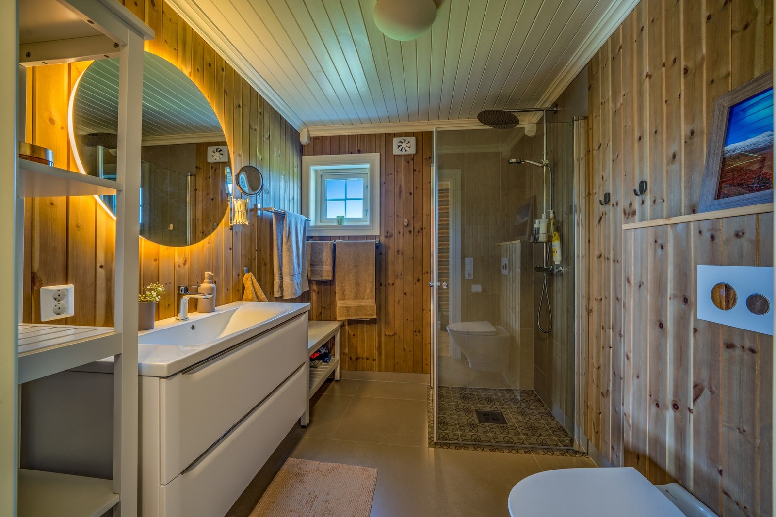 Flislagt bad med toalett, servant og dusj. Galleribilde