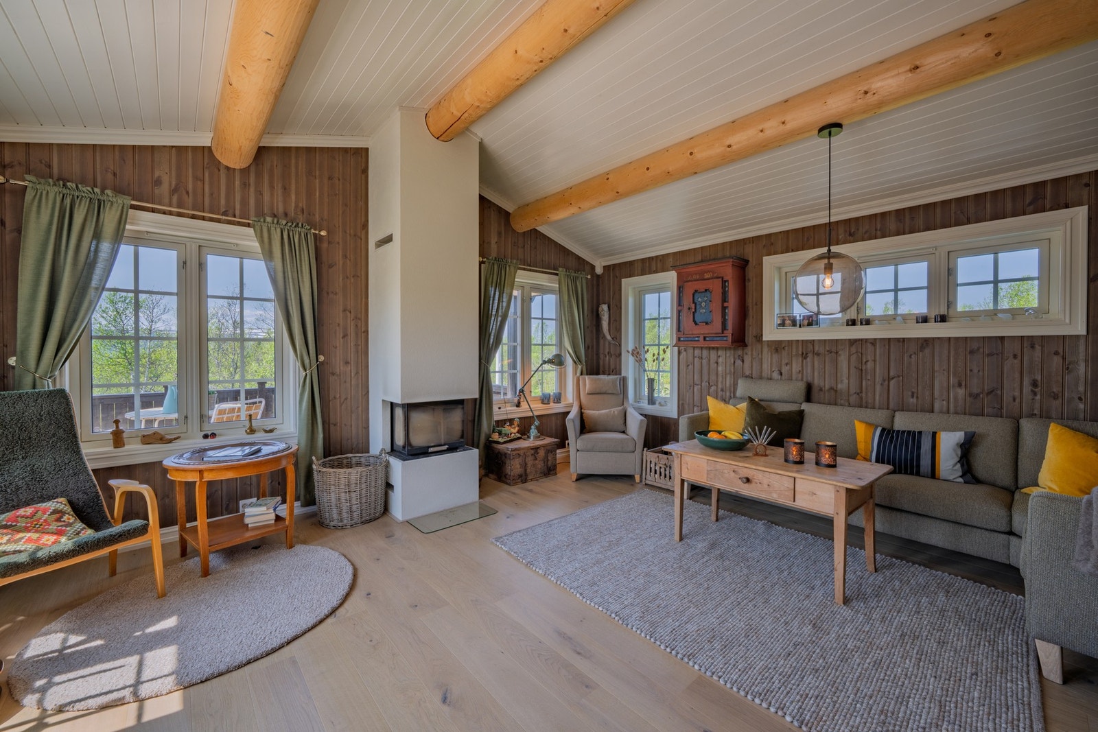 Til oppvarming er det vedfyring og gulvvarme. Galleribilde