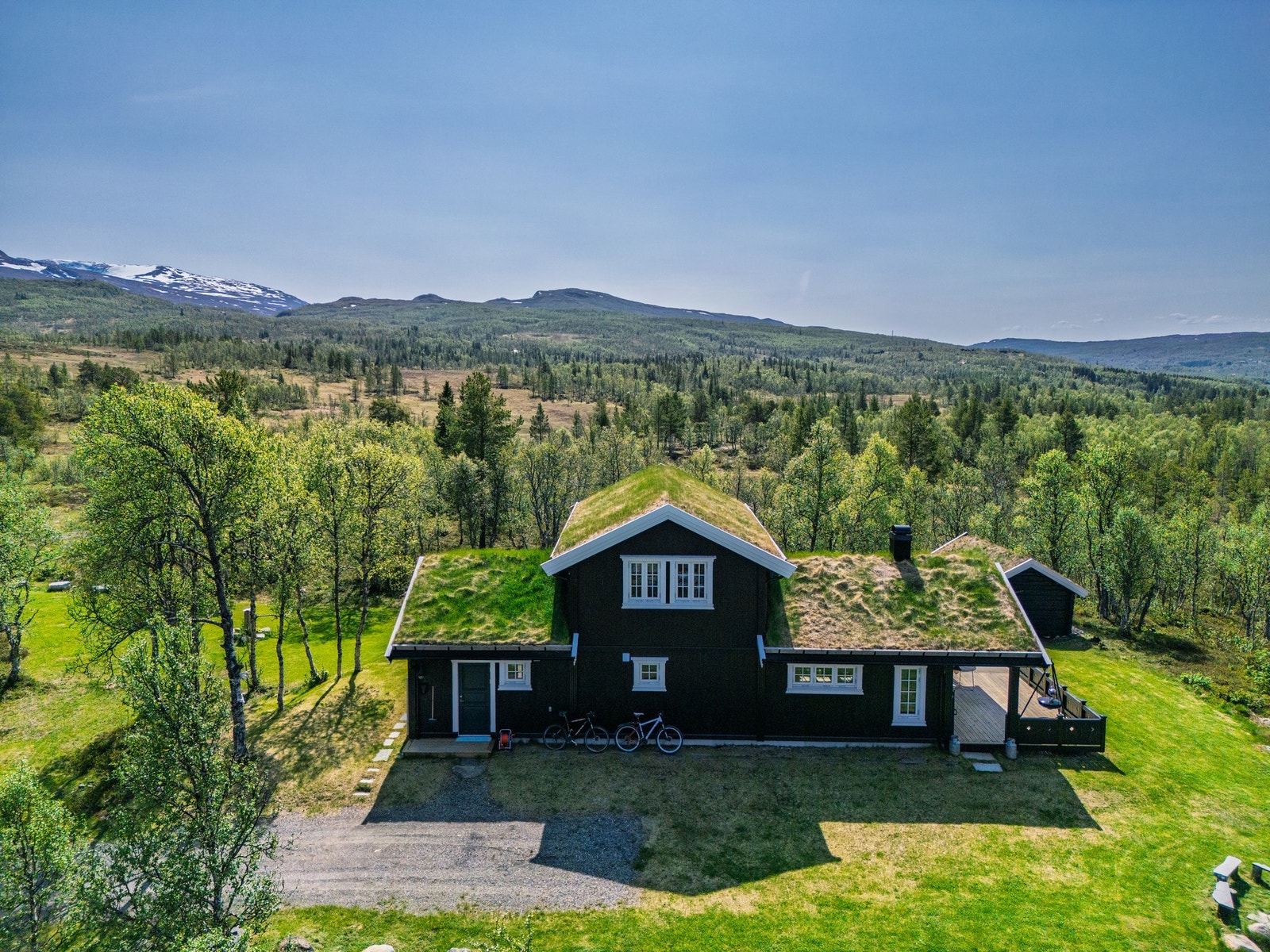 Adkomsten er enkel med brøyta vei frem til tomten året rundt, offentlig vann, avløp og strøm til tomtegrensen. Galleribilde