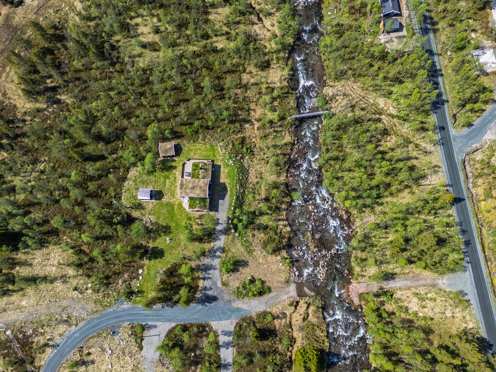 Ingen gjennomkjøringstrafikk ved hytte og det er bomvei frem. Galleribilde
