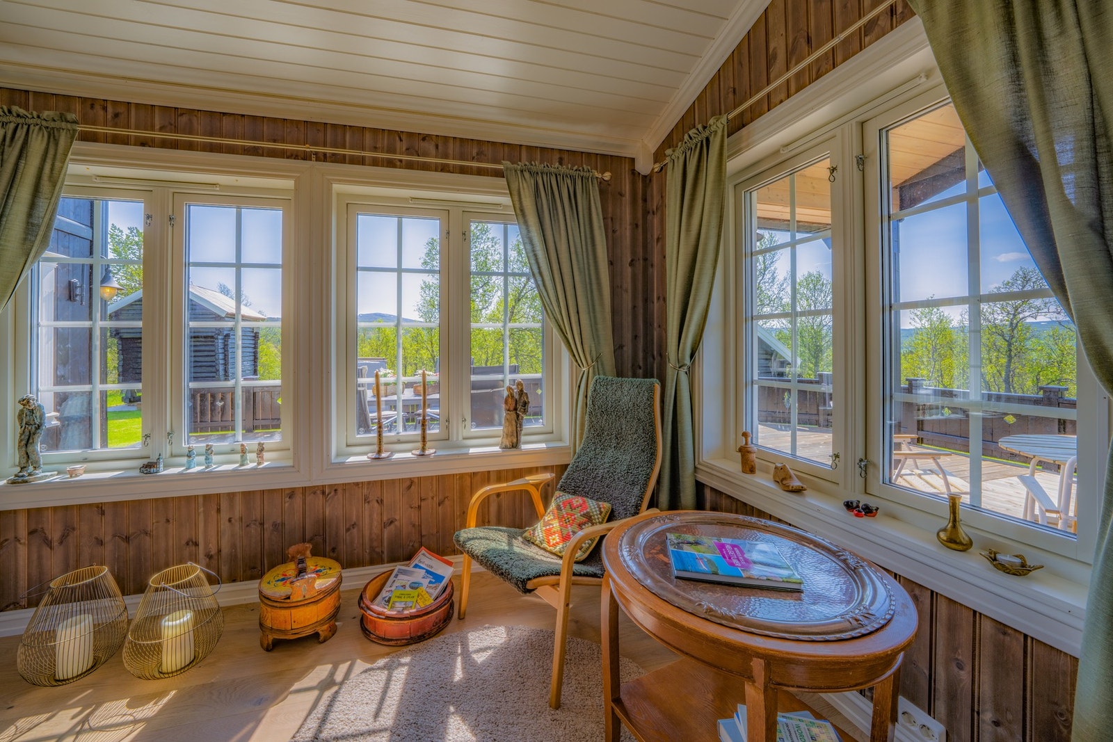 Her er det rikelig med naturlig belysning og mye plass til møbler/sittegrupper. Galleribilde