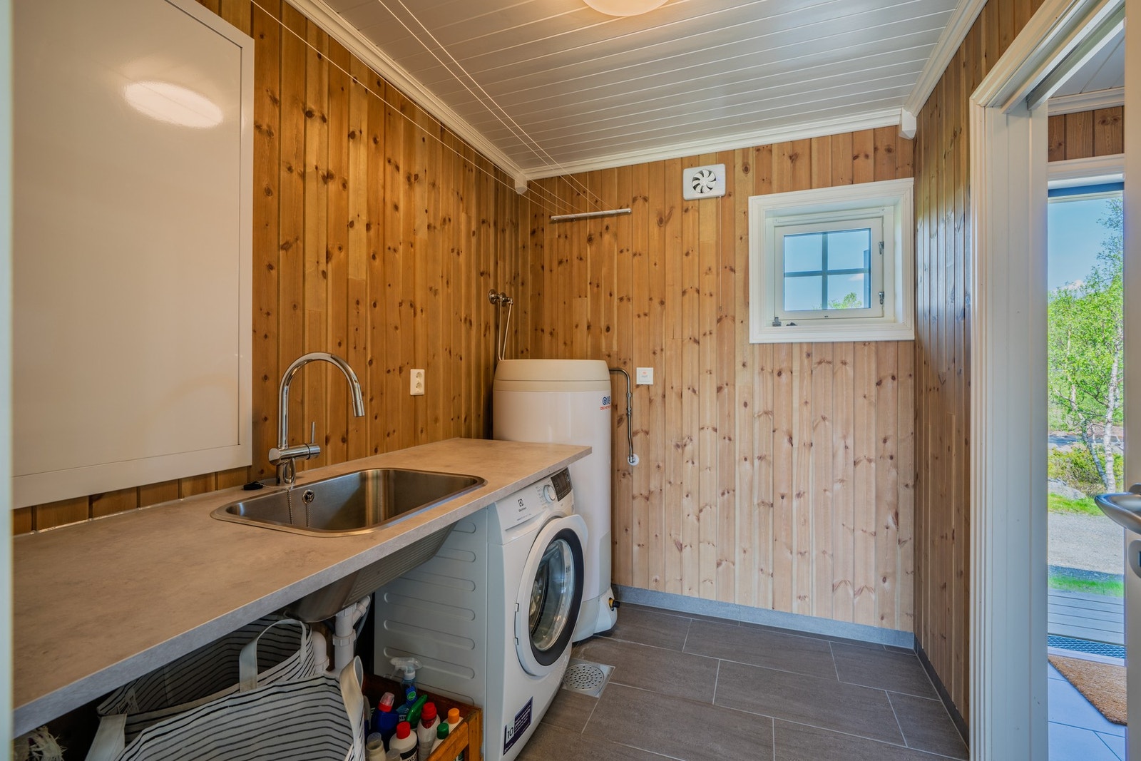 Vaskerom + bod med egen inngang fra baksiden. Galleribilde