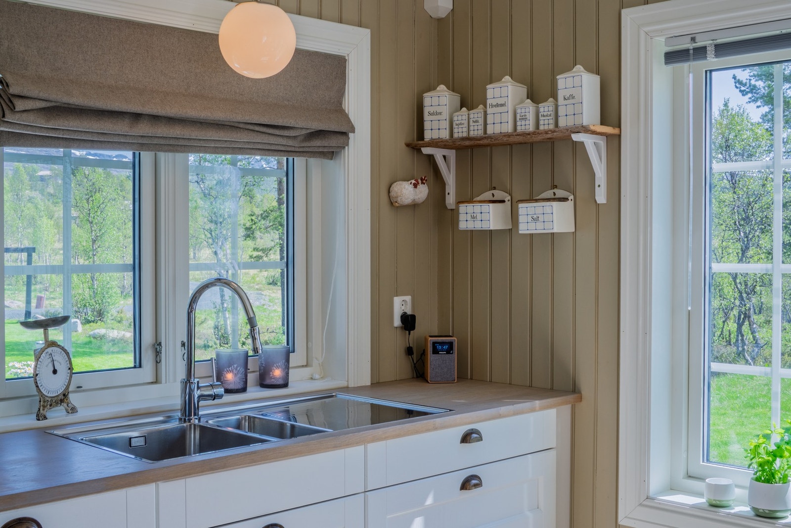 Induksjons platetopp med integrert ventilasjon, stekeovn, oppvaskmaskin, kjøleskap. Galleribilde